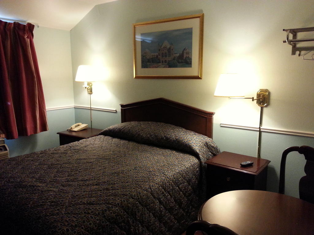 Queensway Motel Toronto Bagian luar foto
