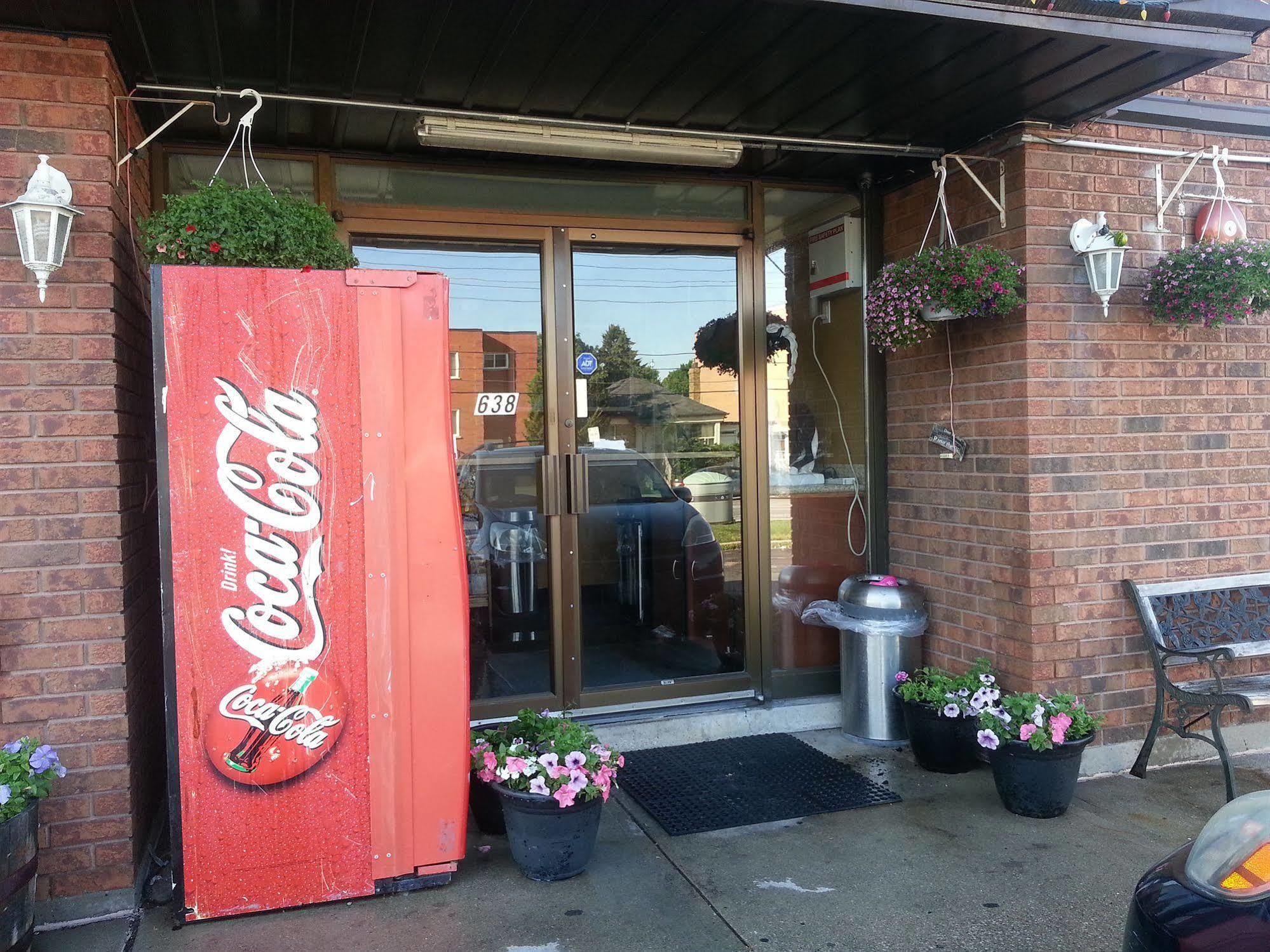 Queensway Motel Toronto Bagian luar foto